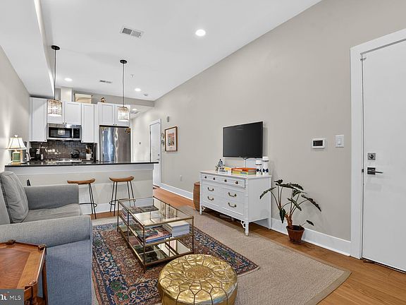 3rd image of 11 15th St NE Unit 8