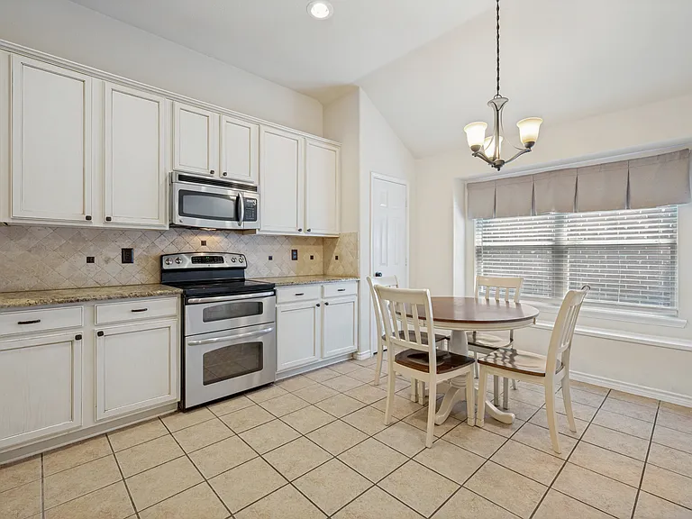1615 Bur Oak Dr — Photo 10