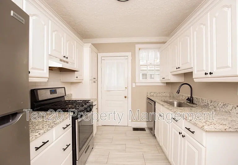 3909 Crestview Dr — Photo 6