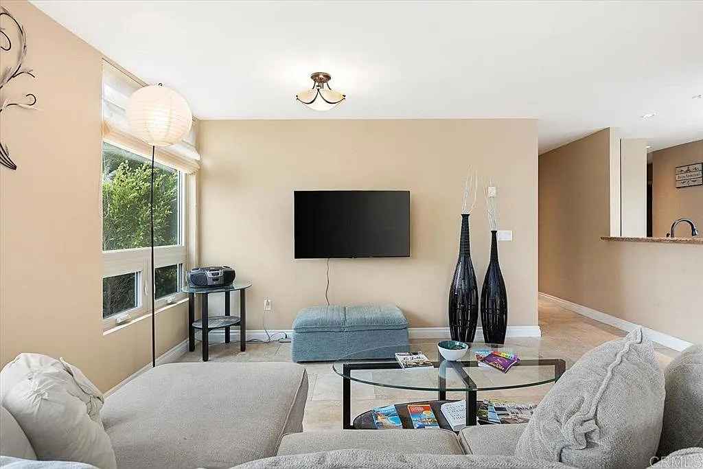 Building Photo - 935 Genter St #207
