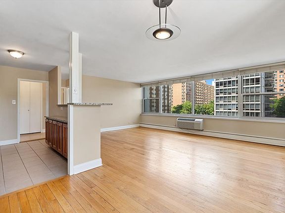 4th image of 336 W Wellington Ave APT 604