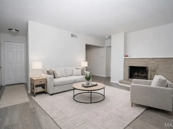 648 Coeur De Royale Dr APT B, Saint Louis, MO 63141
