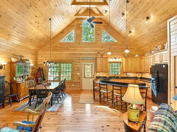 240 Ravenswood Dr, Marion, NC 28752