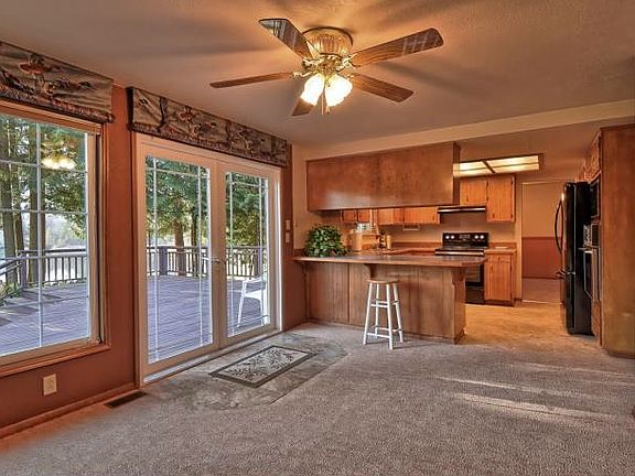 Family room toward kitche