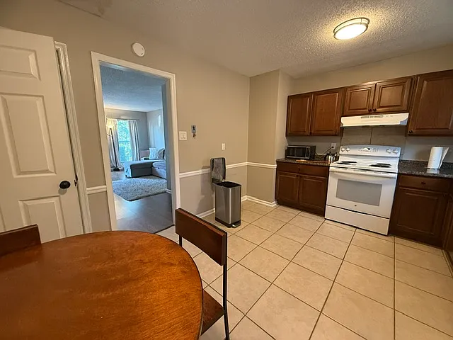 2 bed, 1.5 bath, 990 sqft, $1,300 — Photo 2