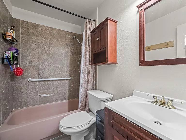 Upstairs full bathroom