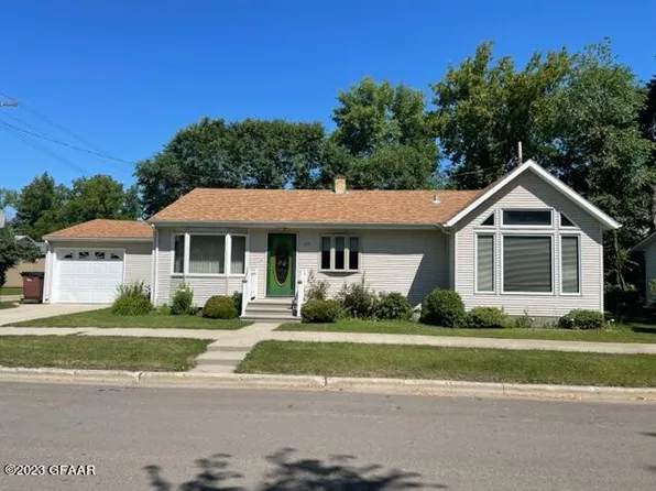 203 3rd St W, Park River, ND 58270