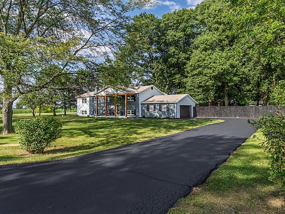 5th image of 6110 Holiday Ln