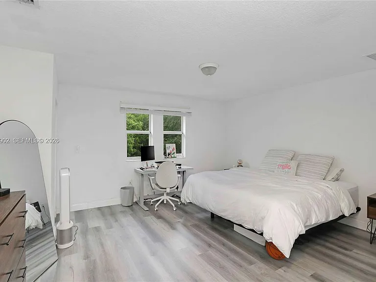 10921 NW 88th Ter — Photo 16