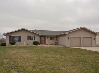 230 Erusha Dr NE, Walford, IA 52351