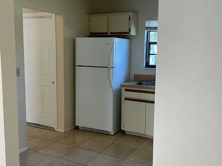 1537 SE Arenson Ln — Photo 3