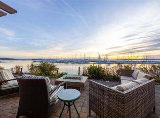 9949 3rd St #101, Sidney, BC V8L 3B1