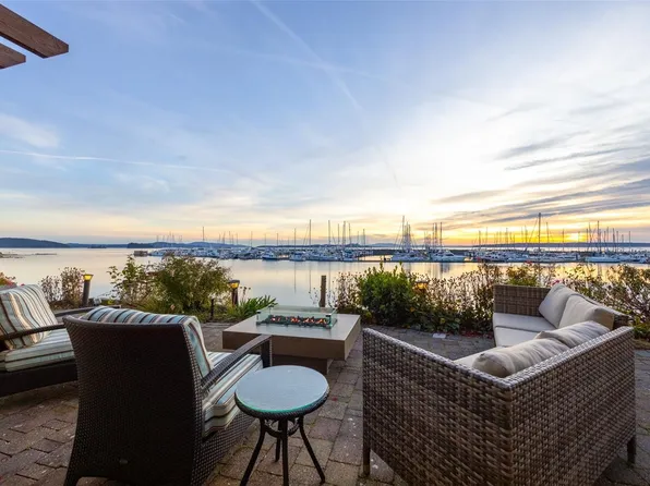 9949 3rd St #101, Sidney, BC V8L 3B1