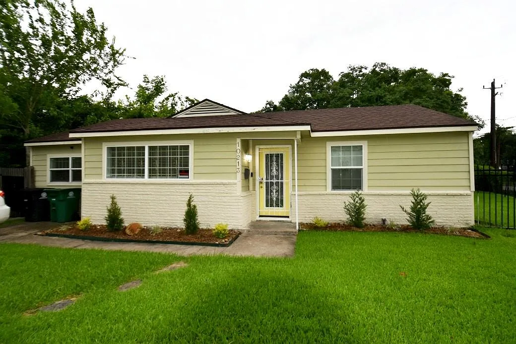 4 bed, 2.0 bath, 1140 sqft, $1,800 — Photo 1