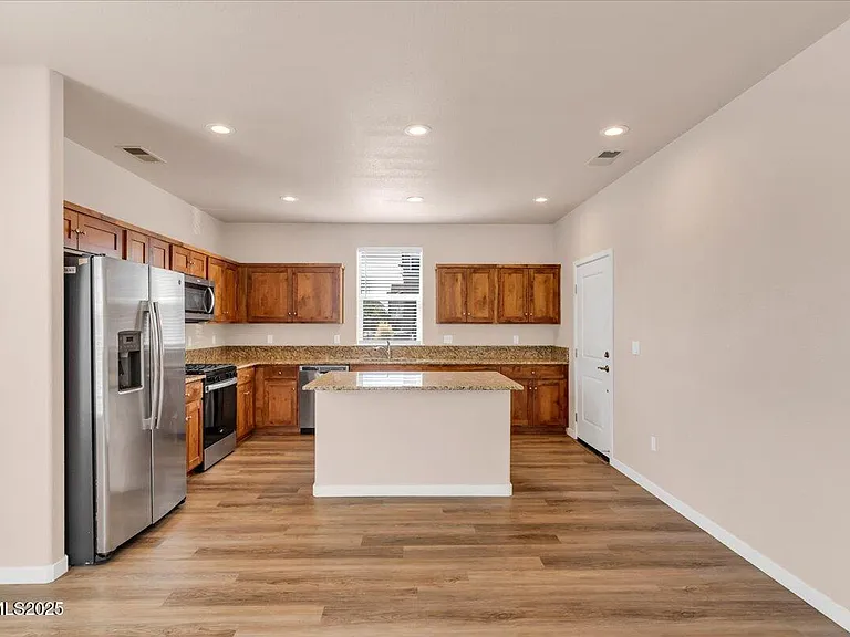 916 Garden Ct — Photo 7