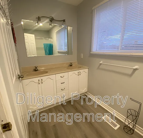 260 Lansdowne St W — Photo 14