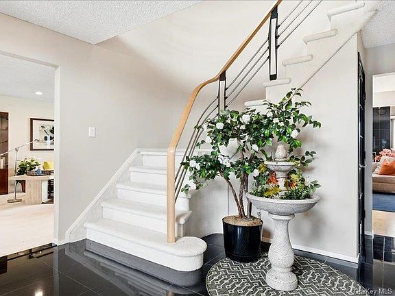 3rd image of 211 Whitewood Drive