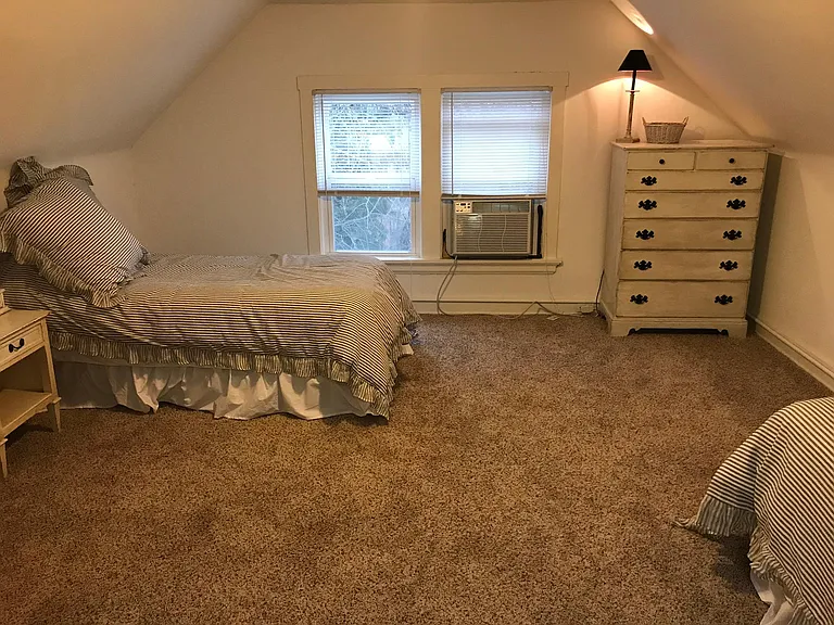 4th Bedroom (third floor)