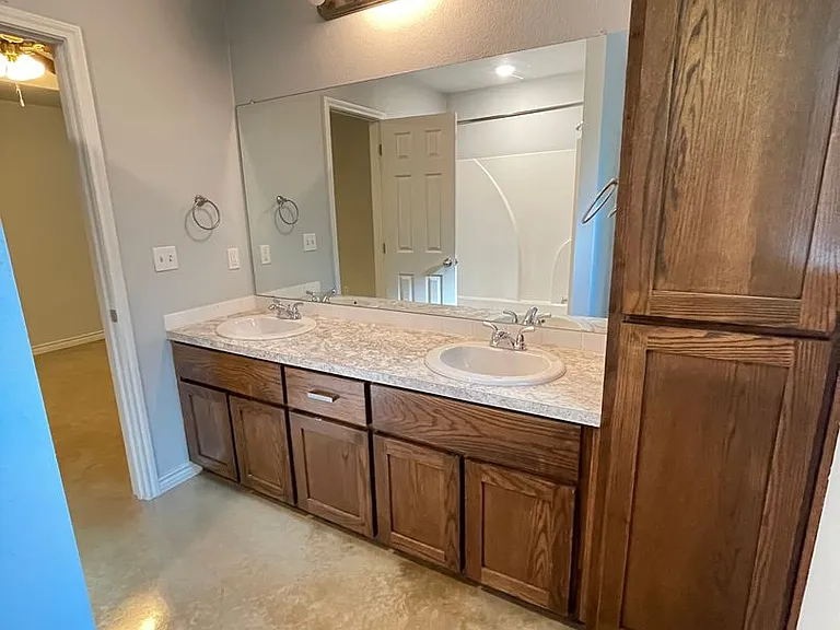 915 Rebecca Ln — Photo 15