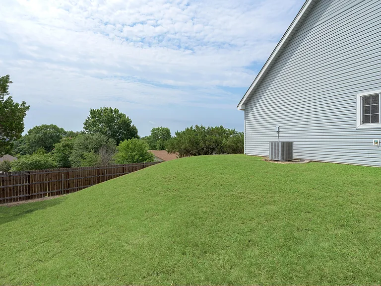 1810 Mesa Oaks Cir — Photo 49
