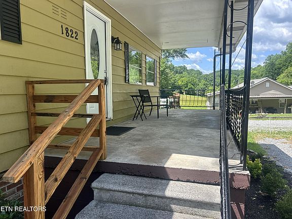 2nd image of 1822 Hughes Loop