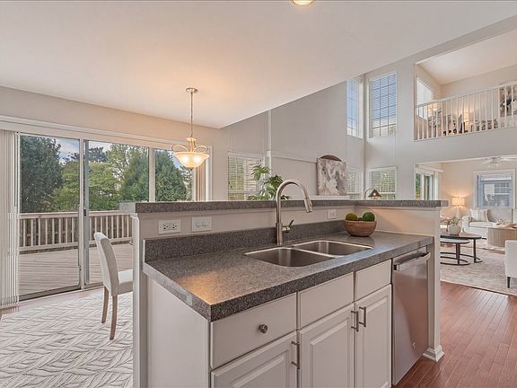 2nd image of 1524 Woodbury Cir