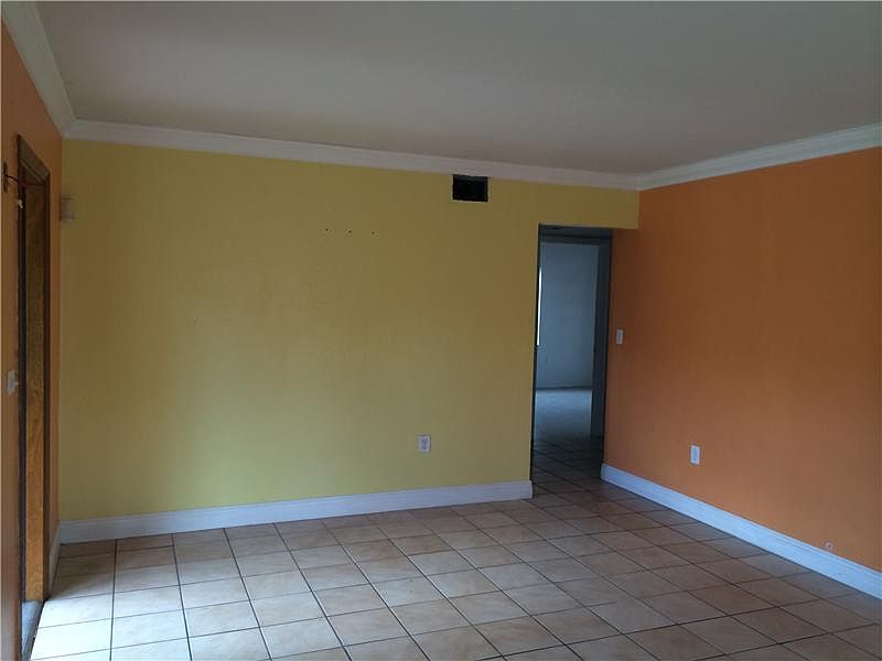2nd image of 816 NW 21st Ct