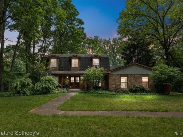 6071 Pontiac Trl, West Bloomfield, MI 48323