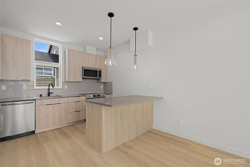 5th image of 6006 26th Avenue NW