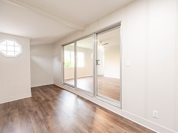 4th image of 307 Laurie Dr