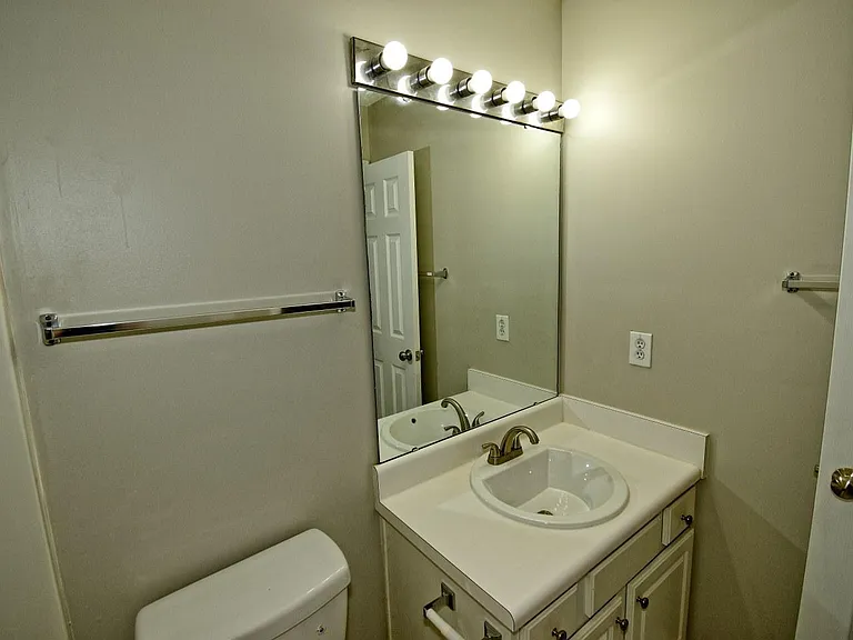 314 Canyon Lake Cir — Photo 26