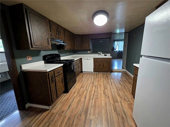 4th image of 395 Spring St