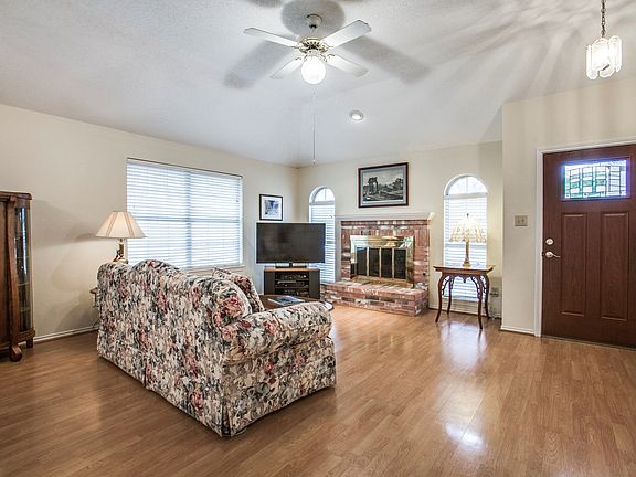 5th image of 2910 Lake Valley Dr
