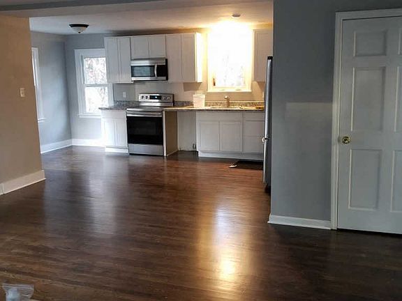 4th image of 19 Dresden Ct