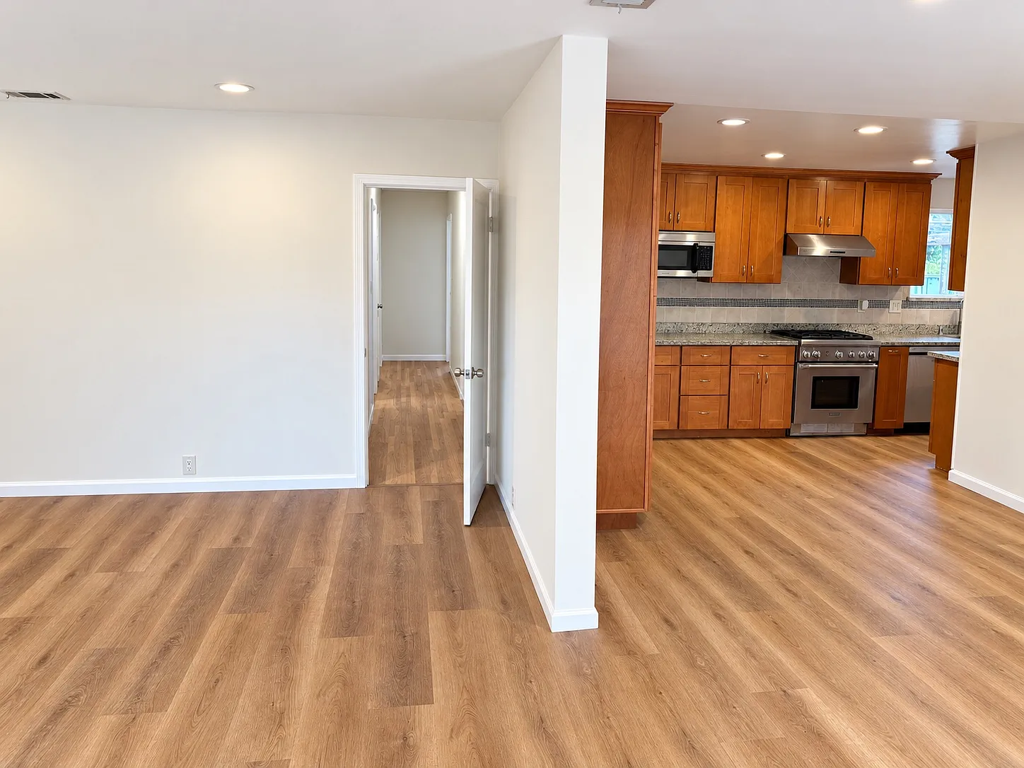 3 bed, 1326 sqft, $4,550 — Photo 4