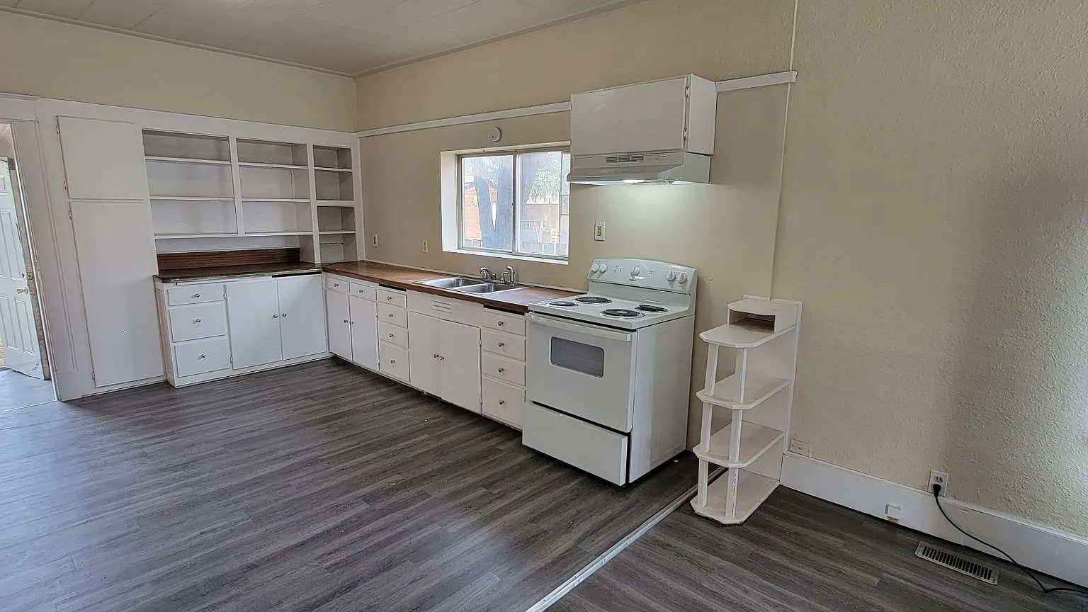 Great 3 bed home with garage — Photo 2