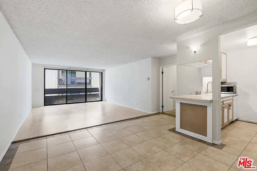 2 bed, 2.0 bath, 1050 sqft, $2,995 — Photo 2