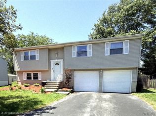 7090 Academy Ln, Lockport, NY 14094