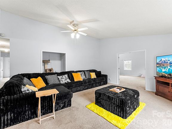 4th image of 1304 Cambridge Dr