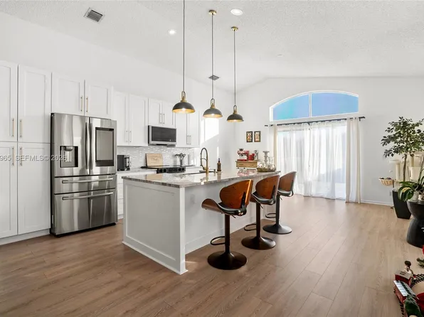 8165 Pelican Harbour Dr, Lake Worth, FL 33467