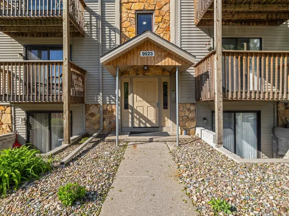 9523 University Ave APT 11, Clive, IA 50325