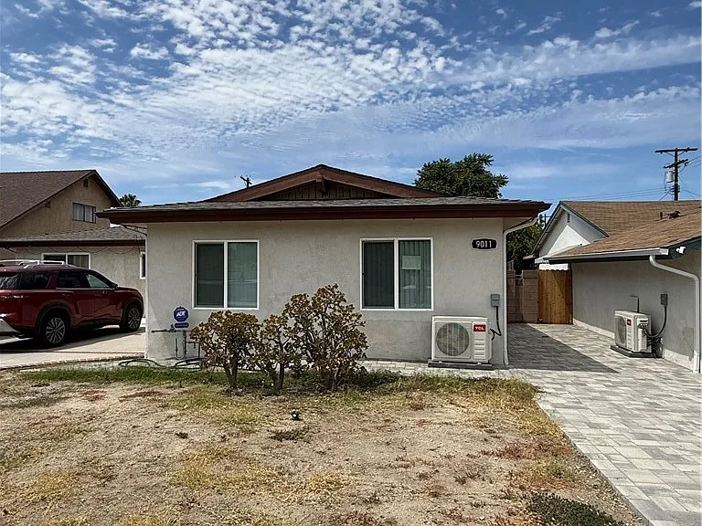 9011 Oneida Ave — Photo 1