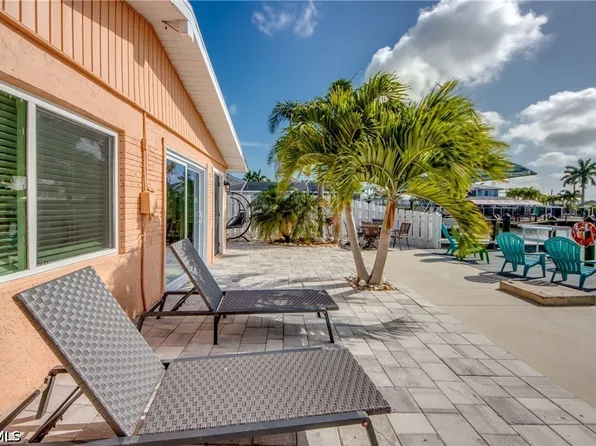 2589 Bayshore Dr, Matlacha, FL 33993