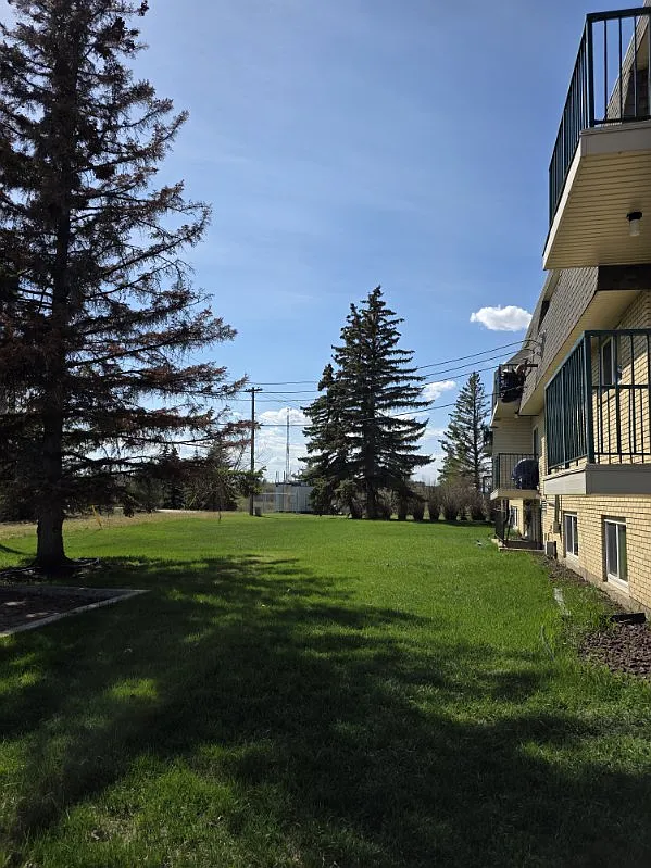 Lakeside Chateau Apartments — Photo 2