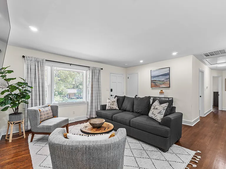 2014 Sandhurst Dr — Photo 9