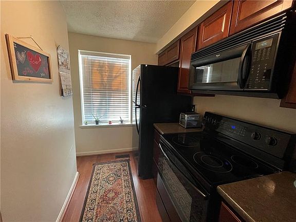 3rd image of 926 Lynwood Ct