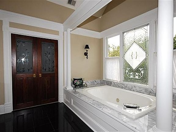 Luxerious Master Bathroom!