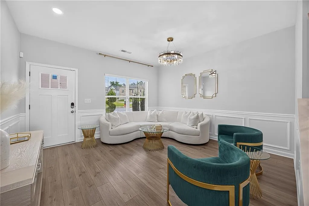 4 bed, 2.5 bath, 2592 sqft, $3,250 — Photo 2