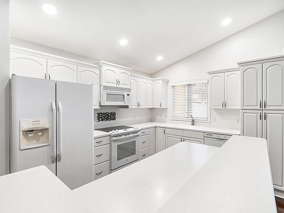 2nd image of 2193 Woods Ln
