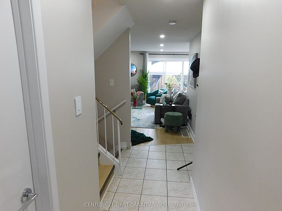 3rd image of 500 Osgoode Dr #2